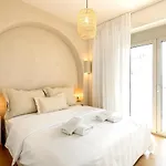 Serene City-Center Penthouse In Prominent Location