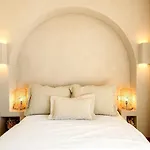 Serene City-Center Penthouse In Prominent Location